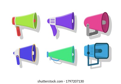 Set von bunten Megaphonen in flachem Design einzeln auf weißem Hintergrund. Lautsprecher, Megaphon, Symbol oder Symbol. Rundfunk-, Marketing-Informationen und Reden. Vektorgrafik, EPS10.
