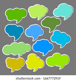 Conjunto de coloridas burbujas de habla. Ilustración del vector de dibujos animados. Aislado sobre fondo gris transparente. Estilo de dibujo a mano, nubes de diálogo. Lenguaje de burbuja en la nube para la comunicación.