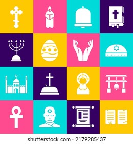 Establecer los mandamientos, la Puerta de Japón, el kipá judío con estrella de david, campana de la iglesia, huevo de Pascua, menorah de Hanukkah, cruz cristiana y manos en icono de posición de oración. Vector