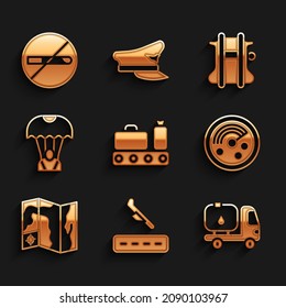 Set Conveyor Gürtel mit Koffer, Plane Landung, Kraftstofftankwagen, Radarzielmonitor, Weltfahrplan, Fallschirm und kein Rauchersymbol. Vektorgrafik