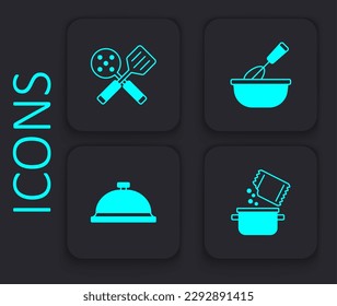 Indique la olla de cocina y las especias, la espátula, el whisk con tazón y el icono de la bandeja cubierta de comida. Botón cuadrado negro. Vector