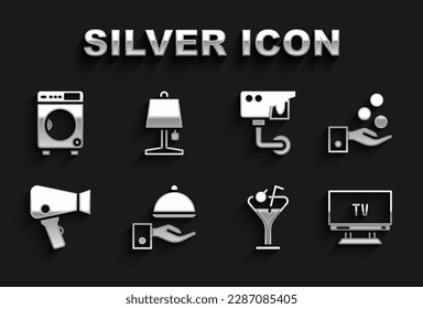 Set Cubierto con bandeja, Consejos de pago, Tv inteligente, vidrio Martini, Secador de pelo, Cámara de seguridad, Washer e icono de lámpara de mesa. Vector