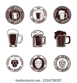 Juego de etiquetas de cerveza artesanal. Conjunto de tazas de cerveza de época.  Elementos de diseño para logotipo, etiqueta, emblema, signo, placa .Vector ilustración.