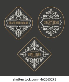 Conjunto de cerveza artesanal y microcervecería florece emblemas y logotipo - ilustración vectorial