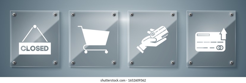 Establecer tarjeta de crédito, mano humana con tarjeta de crédito, carro de compra y signo de colgar con texto Cerrado. Paneles de vidrio cuadrado. Vector