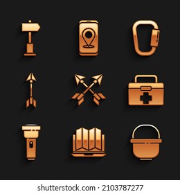 Set Crossed Pfeile, Lage des Waldes in Laptop, Camping Topf, Erste Hilfe Kit, Flashlight, Hipster, Carabiner und Straßenverkehrsschilder Symbol. Vektorgrafik