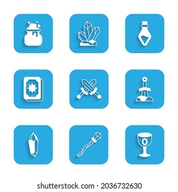 Fijar la espada medieval cruzada, el personal mágico, el goblet medieval, la espada en la piedra, las tarjetas Tarot, la botella con poción y el icono del caldero de Brujas. Vector