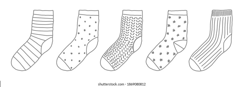 Juego de calcetines dibujados a mano de dibujos tiernos en estilo escandinavo, ilustración vectorial