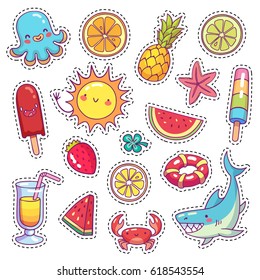 Conjunto de lindos stickers de dibujos animados para niños con animales marinos, comida y cosas en vectores. Insignias de parche Doodle con diferentes atributos de vacaciones de verano en fondo blanco.