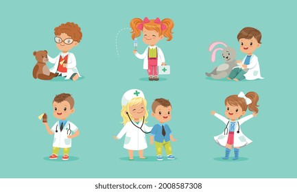 Juego de niños curos que juegan a médicos, niños y niñas alegres que examinan y tratan a sus pacientes con herramientas médicas Ilustración vectorial de dibujos animados