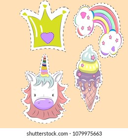 Conjunto de pegatinas lindas y varios artículos con helado, arco iris, unicornio, corona, pegatinas de niñas en colores vivos sobre fondo blanco. Parche de moda, los iconos en estilo de dibujos animados.