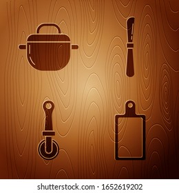 Tablero de corte, olla de cocina, cuchillo de pizza y cuchilla sobre fondo de madera. Vector