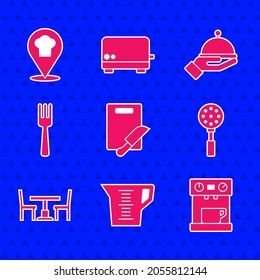 Set Cutting board and cuchillo, Measuring cup, Coffee machine, Spatula, mesa de madera con silla, horquilla, bandeja cubierta e icono de localización del sombrero del chef. Vector