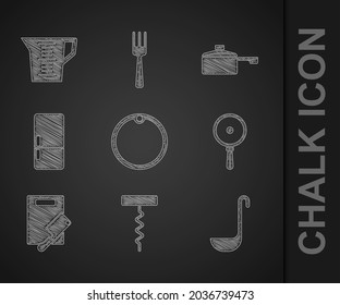 Ajuste tablero de corte, corteza de vino, cuchara de cocina, sartén de fritura y helicóptero de carne, refrigerador y icono de la taza de medición. Vector