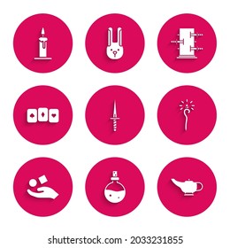 Set Dagger, Flasche mit Liebestrank, Magic-Lampe oder Aladdin, Personal, Cube-Levitation über Hand, Spielkarten, Trunk für Zaubertricks und Burning Kerze-Symbol. Vektorgrafik