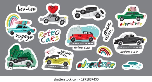 Conjunto de pegatinas decorativas con retro car con inscripciones. Colección de símbolos de transporte vintage para decoración, tarjetas, afiches. Frases coloridas positivas para el portátil. Ilustración vectorial de dibujos animados