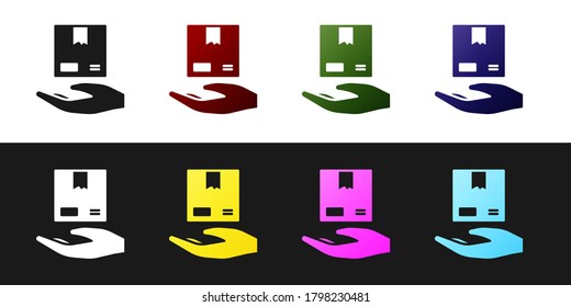Establecer la mano Entrega con el icono de cajas de cartón aisladas en fondo blanco y negro. Entrega de puerta a puerta por correo. Ilustración vectorial