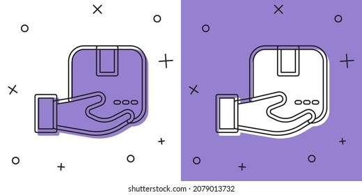 Legen Sie die Hand zur Lieferung mit einem Pappkarton-Symbol einzeln auf weißem und violettem Hintergrund fest. Tür zu Tür Zustellung durch Kurier.  Vektorgrafik