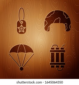 Ponga el bastón dinamita de Detonate, la etiqueta de perro militar , el casco militar y el paracaidista sobre fondo de madera. Vector