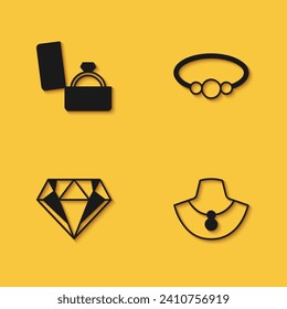 Ajuste el anillo de compromiso de diamantes en caja, el maniquí de collar y el icono de joyería de brazalete con sombra larga. Vector