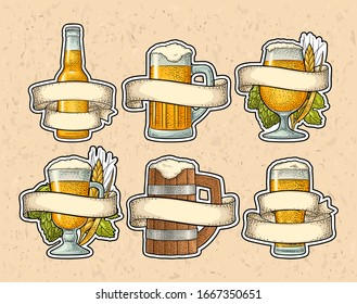 Ponga diferentes lentes de cerveza con cinta, orejas de maíz y ramas de lúpulo. Dibujo vintage de color grabado en vectores aislado en fondo blanco.