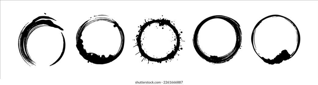 Satz verschiedener handgezeichneter Pinselstriche. Fette Kreise Logo Rahmen. farbige Vektorgrafik in der Ruine einzeln auf Weiß.