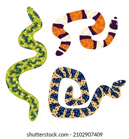 Conjunto de diferentes variantes serpientes aisladas en el fondo blanco: víbora, serpiente de leche pueblan, boa. Ilustración vectorial de color en diseño plano. Animales reptiles salvajes de naturaleza tropical, selvática. 