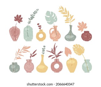 Conjunto de diferentes jarrones con una rama y hojas de una planta. Cañones de época con plantas domésticas para el diseño interior. Colección retro para la decoración de las habitaciones. Objetos domésticos aislados en el fondo blanco.