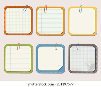 Conjunto de diferentes papeles de notas vectoriales sobre fondo de color con clips de papel.