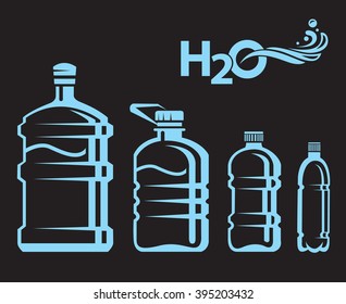 conjunto de diferentes botellas de agua sobre fondo negro