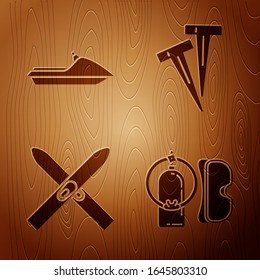Ponga máscara de buceo y aqualung, moto acuática, esquís y palos y Pegs para tiendas sobre fondo de madera. Vector
