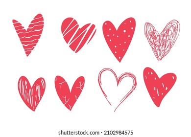 Conjunto de corazones dibujados a mano de doodle aislados en el fondo blanco.