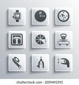 Establecer la brújula de dibujo, medidas aproximadas, escalas, círculo de piezas, cinta de medición, báscula de baño, reloj inteligente e icono de brújula. Vector