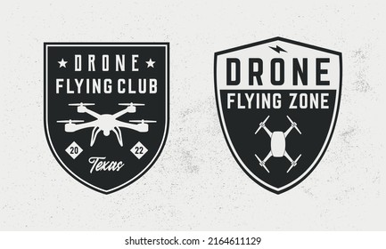 Juego de insignias de drones. Zona de vuelo de drones. Señales de moda antiguas con iconos vintage de drones. Plantillas de emblema vectorial.