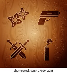 Set Dynamite Bombe-Stock-Uhr, japanische Ninja-Shuriken, Crossed mittelalterliches Schwert und Pistol oder Pistol oder Pistole auf Holzhintergrund. Vektorgrafik