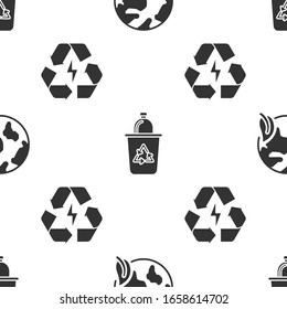 Coloque el globo terrestre y la hoja, la papelera de reciclaje con el símbolo de reciclaje y la batería con el símbolo de reciclaje en un patrón transparente. Vector