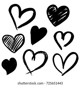 Satz von acht handgezeichnet Herzen. Hand gezeichnete raue Markerherzen einzeln auf weißem Hintergrund. Vektorgrafik für Ihr Grafikdesign
