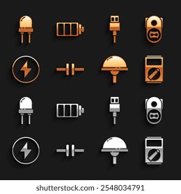 Definir esquema de circuito elétrico, tomada elétrica, multímetro, diodo emissor de luz, raio parafuso, cabo de cabo USB e ícone indicador de nível de carga da bateria. Vetor