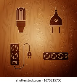 Coloque el cable de extensión eléctrico, la lámpara LED, el cable de extensión eléctrica y el enchufe eléctrico en el fondo de madera. Vector