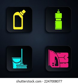Set Plano eléctrico y toalla , Botellas de plástico para líquido lavavajillas líquido, Mop y cubo y botellas de plástico para líquido lavavajillas líquido. Botón cuadrado negro. Vector