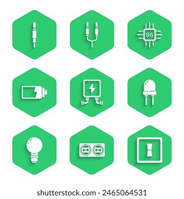 Transformador eléctrico, toma de corriente eléctrica, interruptor de luz, diodo emisor de luz, bombilla con concepto de idea, indicador de nivel de Recargo de la batería, microcircuitos de procesador CPU e ícono de conector de audio. Vector