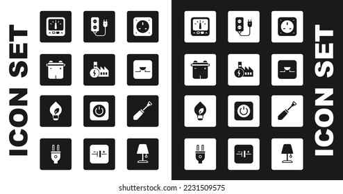 Elektrische Steckdose, Kernkraftwerk, Autobatterie, Ampere-Zähler, Multimeter, Buzzer in elektronischer Schaltung, Erweiterung, Schraubendreher und Glühbirne mit Blattsymbol. Vektorgrafik