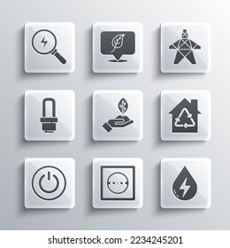 Ajuste toma eléctrica, energía de agua, Eco House con reciclado, mano de planta, botón de encendido, bombilla LED, perno relámpago e icono de torre. Vector