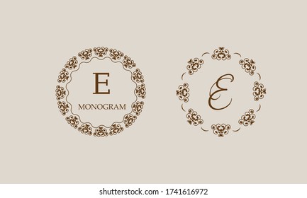 Conjunto de elegantes monogramas redondos de flores con la letra E marrón. Diseñar plantillas para invitaciones, menús, etiquetas. El logotipo de negocios es idéntico para un restaurante, un hotel, una heráldica, joyería.
