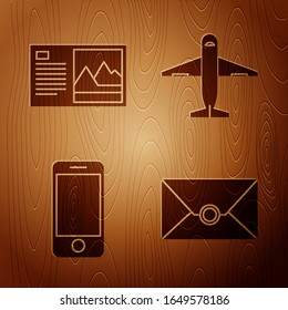 Set Envelope , Postcard , Handy mit App-Sendungsverfolgung und Plane auf Holzhintergrund. Vektorillustration