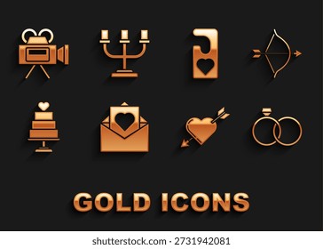 Definir Envelope com coração de Valentim, Arco e seta, Anéis de casamento, Amour símbolo, bolo, Por favor não perturbar, Câmera de cinema e ícone de castiçal. Vetor