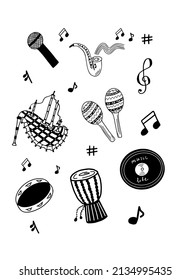 Set of ethnic musical instruments: maracas, bagpipes, tambourine, djembe and saxophone. Doodle style, hand drawn sketch. Vetor, Illustration.