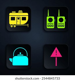 Conjunto de signo de exclamación en triángulo, Rv Camping remolque, hervidor de agua con mango y walkie talkie. Botón cuadrado negro. Vector