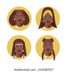 Set von Gesichtern von schwarzen Frauen mit verschiedenen traditionellen afrikanischen Frisuren. Ideal für Avatare, Schönheitssalons. Flaches Cartoon, Vektorgrafik