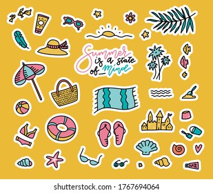 Juego de parches de moda, adorables insignias coloridas en estilo doodle, divertidos iconos de dibujos animados diseño vector en el concepto de vacaciones de verano. Colección de pegatinas de elementos de playa